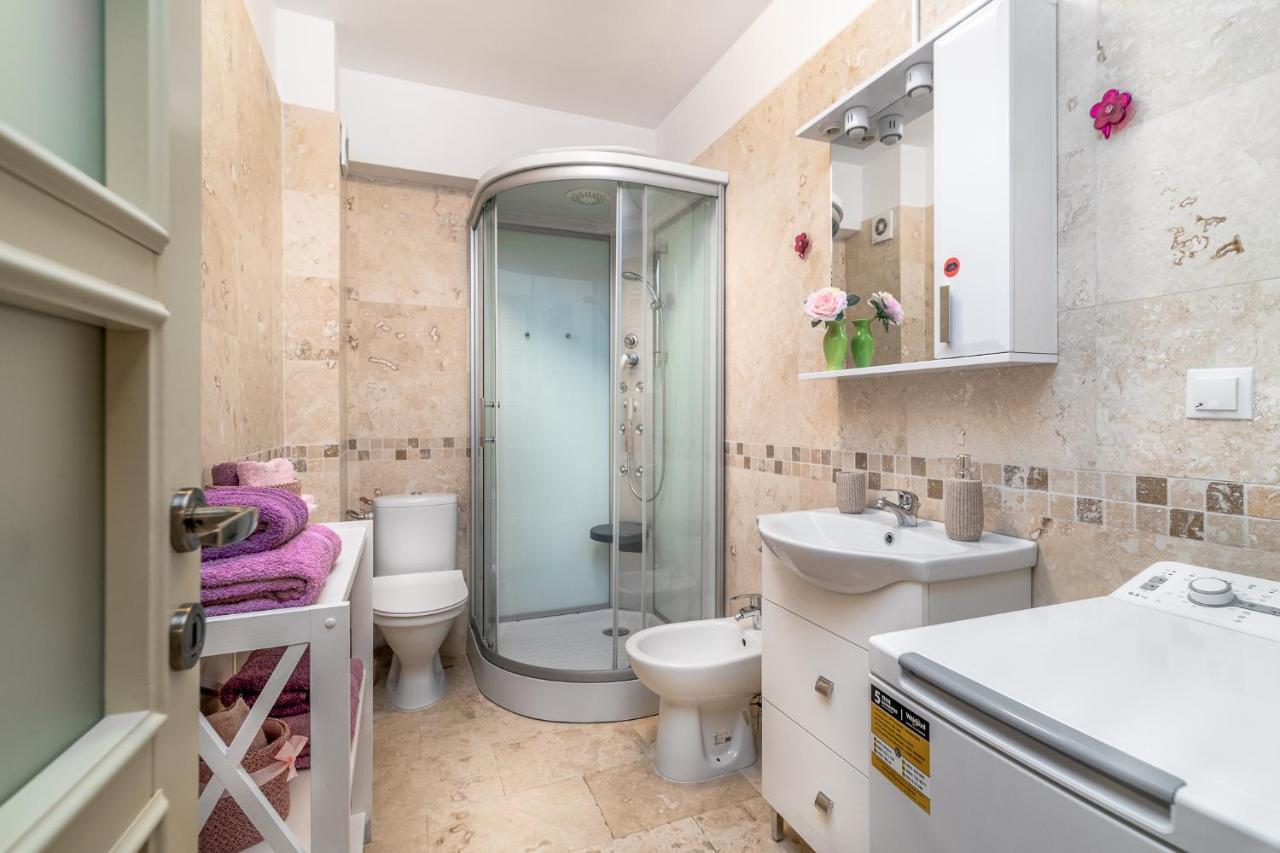 Dreamgarden Airport Apartment & Secure Parking & Airport Shuttle Iasi Esterno foto