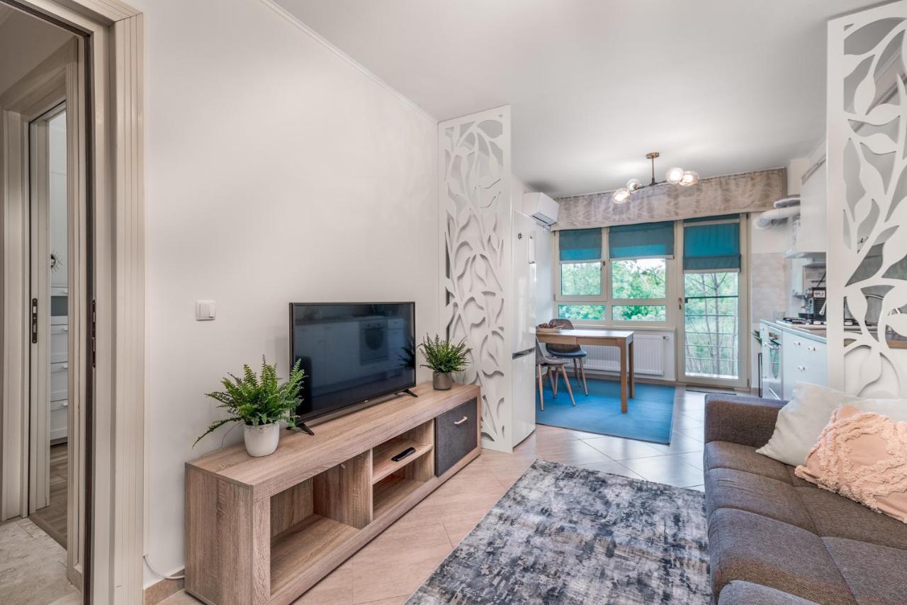 Dreamgarden Airport Apartment & Secure Parking & Airport Shuttle Iasi Esterno foto