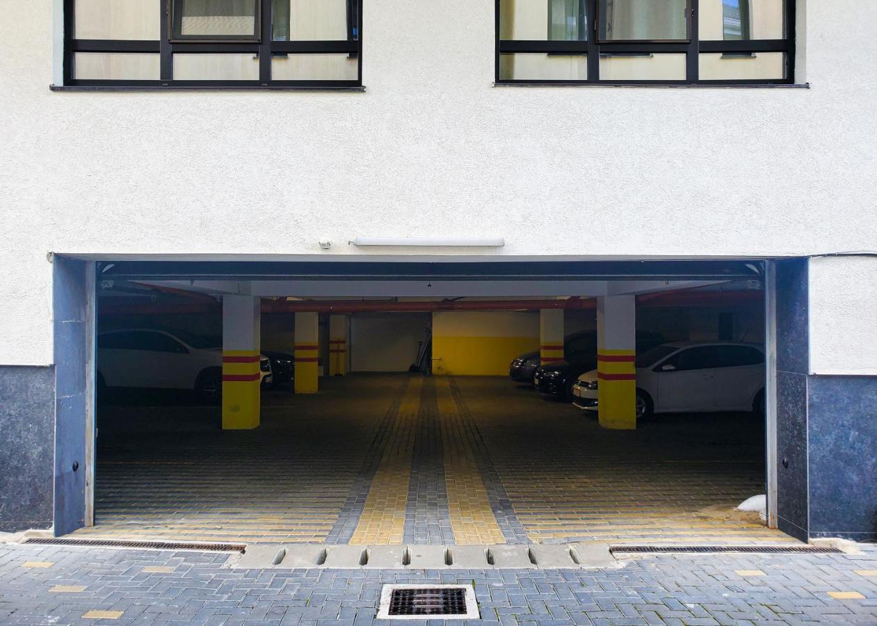 Dreamgarden Airport Apartment & Secure Parking & Airport Shuttle Iasi Esterno foto